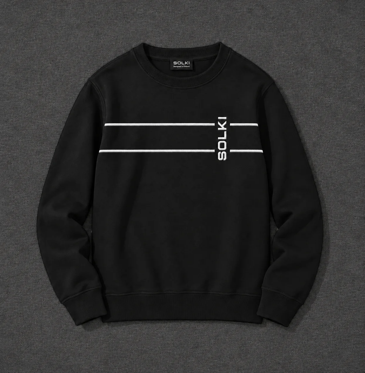 Mallinnoskuva: musta regular fit crewneck, jossa on valkoinen SOLKI-kirjonta rinnassa