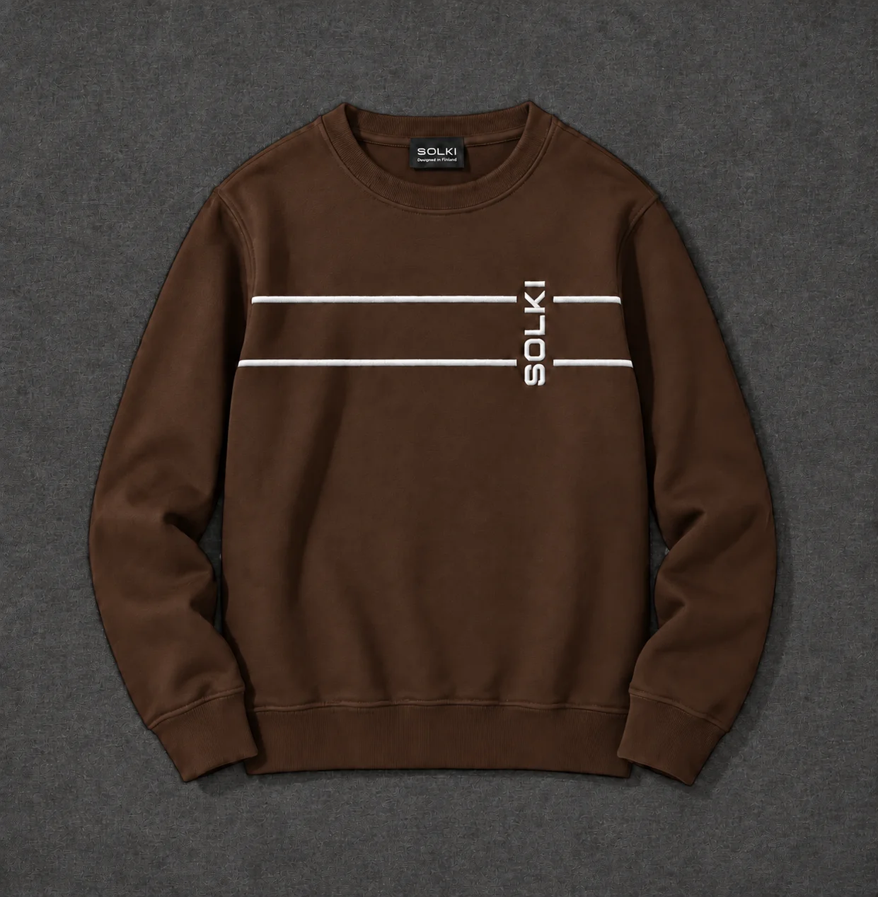 Mallinnoskuva: ruskea regular fit crewneck, jossa on valkoinen SOLKI-kirjonta rinnassa